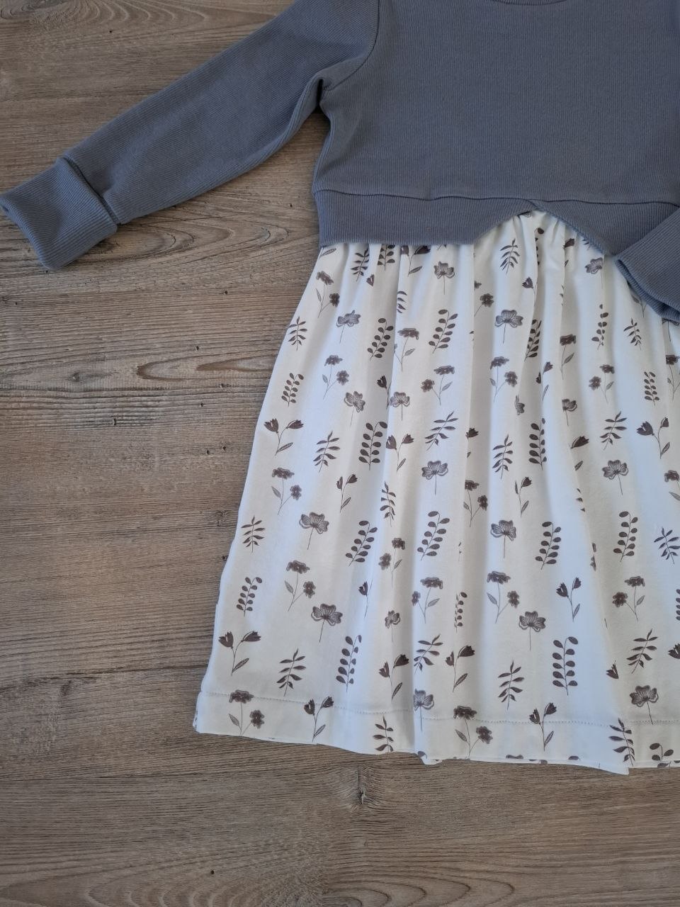 Langärmliges Mädchenkleid mit gemustertem Jerseyrock und Taillenband – Größe 110–140