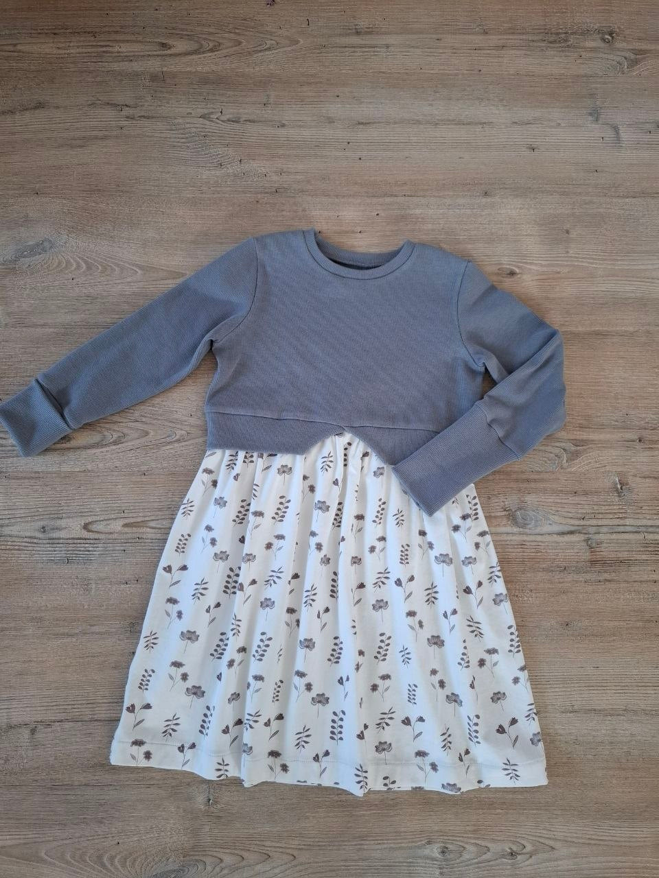 Langärmliges Mädchenkleid mit gemustertem Jerseyrock und Taillenband – Größe 110–140