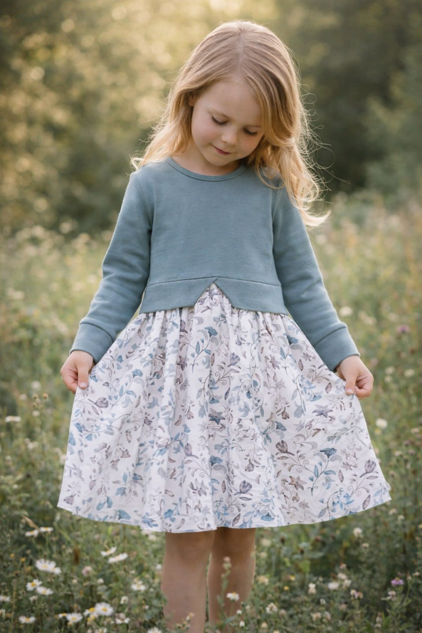 Mädchenkleid aus Sommersweat - Baumwolle – handgemacht – Altblau - Blumenmuster – Größen 110–140– Kinderkleid festlich & alltagstauglich